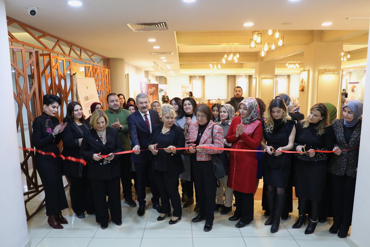 tobbvankgk's tweet photo. TOBB Van Kadın Girişimciler Kurulu ile Van Ticaret ve Sanayi Odası işbirliğinde "Hediyelik Ürünler Tanıtım ve Pazarlama Sergisi" açıldı.

@tobb_kgk @vantsokurumsal @NecdetTakva @GulgeldiKadir @SemraOdabasi https://t.co/SCoLwKEPzZ