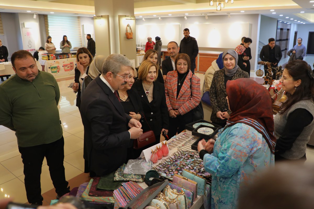 tobbvankgk's tweet photo. TOBB Van Kadın Girişimciler Kurulu ile Van Ticaret ve Sanayi Odası işbirliğinde "Hediyelik Ürünler Tanıtım ve Pazarlama Sergisi" açıldı.

@tobb_kgk @vantsokurumsal @NecdetTakva @GulgeldiKadir @SemraOdabasi https://t.co/SCoLwKEPzZ