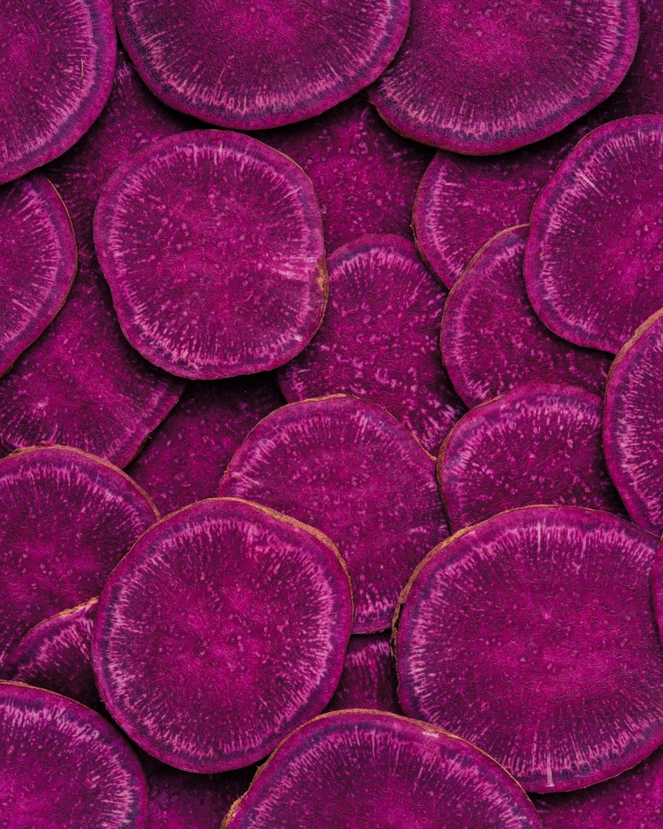 💜 Mor Tatlı Patates 💜
Doğanın en güzel renklerinden biri şimdi tabağınızda! 🌿✨ Mor tatlı patates, sadece göz alıcı rengiyle değil, aynı zamanda antioksidan açısından zengin içeriğiyle de öne çıkıyor. Bağışıklık sistemini destekliyor ve uzun süre tok tutuyor💜