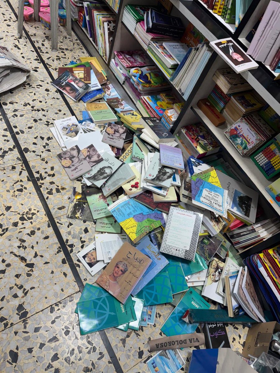 📚La policía israelí allana la librería palestina más famosa de Jerusalén y confisca decenas de ejemplares. 
Os lo cuento en este 🧵

1.  La familia Muna es un referente cultural en Jerusalén. 
Dueños de tres librerías por donde pasan investigadores, periodistas, estudiantes,