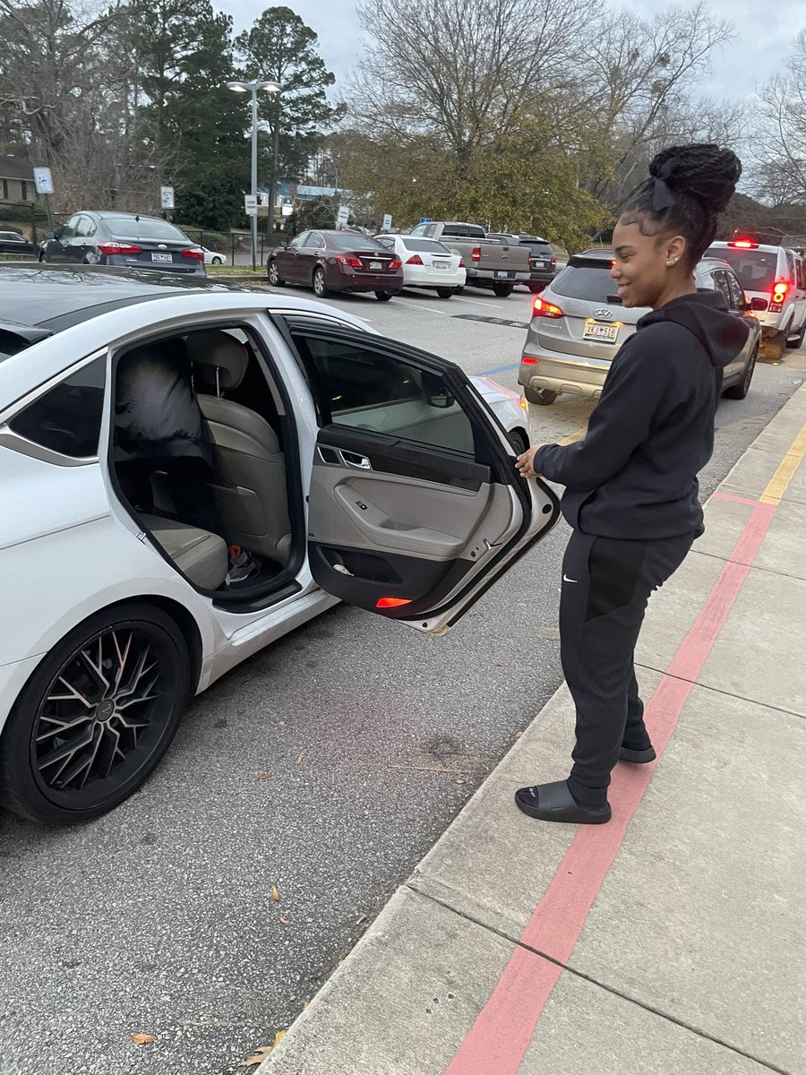 IrmoGirlsBBall's tweet photo. Thank you Seven Oaks Elementary for allowing us to help with your car rider line today. It was so much fun! #communityengagement #smilingfaces https://t.co/G5DMBbhrfp