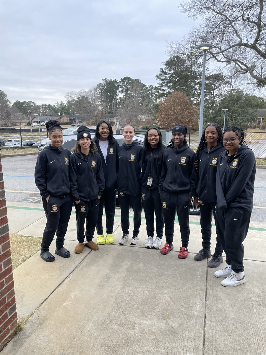 IrmoGirlsBBall's tweet photo. Thank you Seven Oaks Elementary for allowing us to help with your car rider line today. It was so much fun! #communityengagement #smilingfaces https://t.co/G5DMBbhrfp