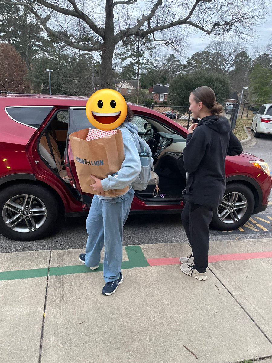 IrmoGirlsBBall's tweet photo. Thank you Seven Oaks Elementary for allowing us to help with your car rider line today. It was so much fun! #communityengagement #smilingfaces https://t.co/G5DMBbhrfp