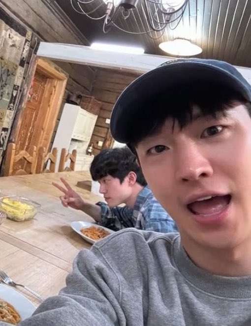 제훈 항상 셀카 찍을 때 표정이

( ๑ ･ ꇴ ･)♪⁺                                                                     ✧⁺⸜(･ ᗜ ･ )⸝⁺✧