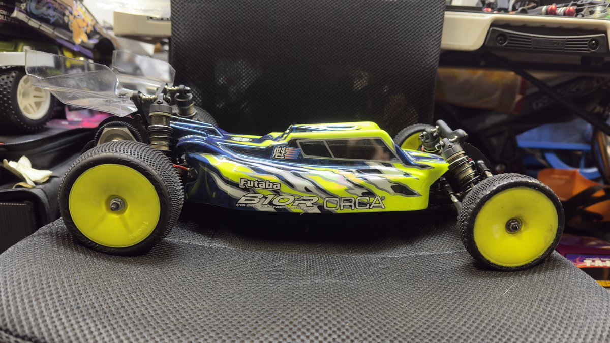 sa_410_ku's tweet photo. PR S1RM(改)
RM、V3 SPORTS、B10Rがmixのリアモーターシャーシです
変態の方、是非真似してみてくださいw
また、写真4枚目のV3用アルミリアアッパープレートは元の樹脂取り付け部を切ることでRMギアボックスに取り付け可能ですのでお試しください!
#PR_Racing
#魁Project_Factory https://t.co/HIs1OUut75