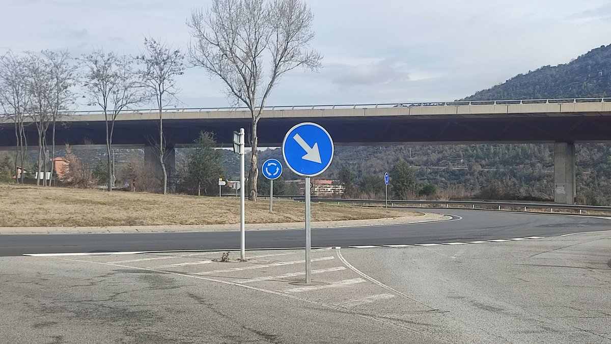 Associacioveins's tweet image. Fa un mes al Polígon Industrial de Cal Prat van arrancar la senyal de transit d'obligació del sentit d'incorporació a la rotonda. L'Associació de Veïns de Cal Prat ho va comunicar a l'@ajpuigreig que estava arrancada i tirada al voral i aquesta setmana l'han arreglat. 👏👏