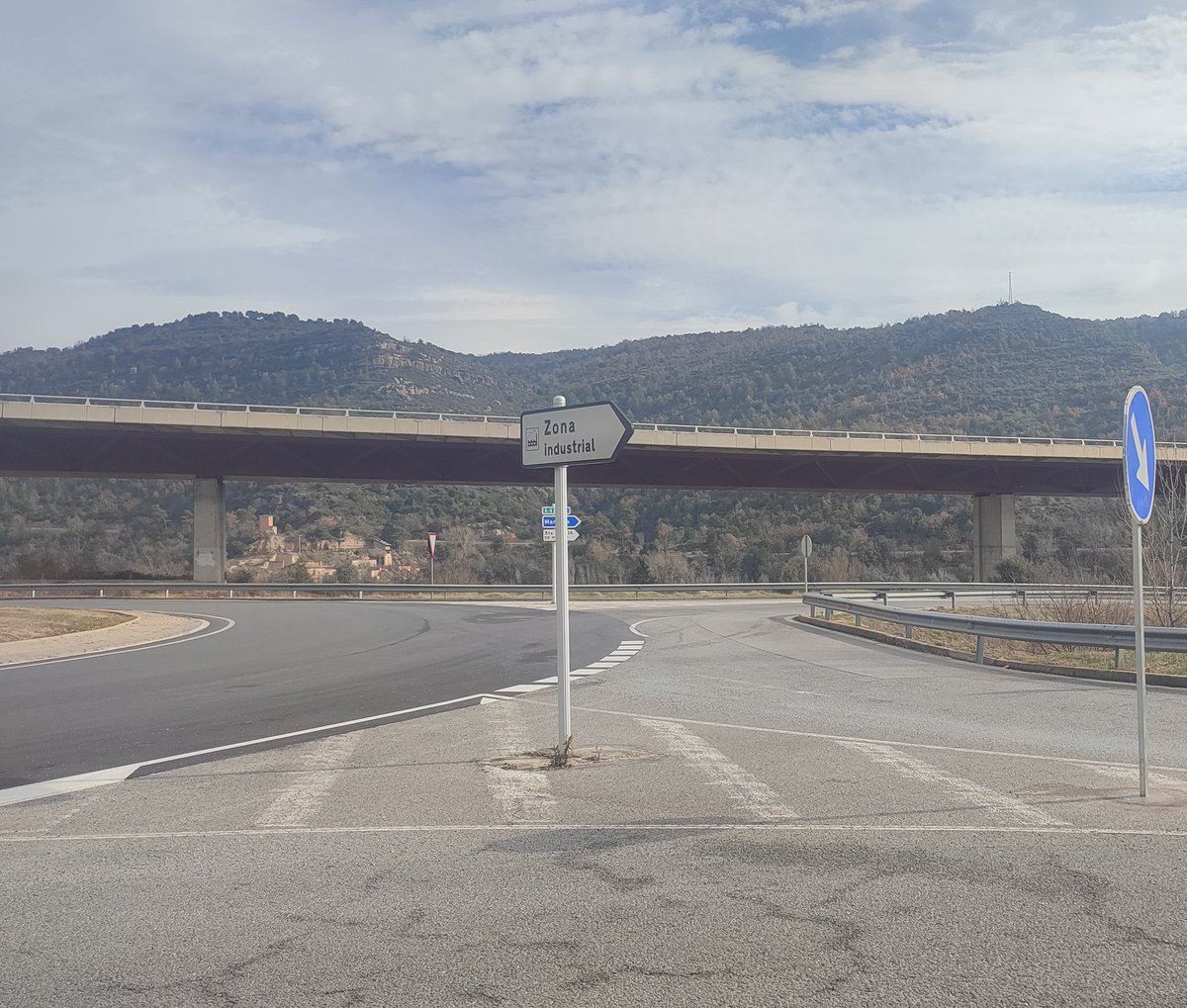 Associacioveins's tweet image. Fa un mes al Polígon Industrial de Cal Prat van arrancar la senyal de transit d'obligació del sentit d'incorporació a la rotonda. L'Associació de Veïns de Cal Prat ho va comunicar a l'@ajpuigreig que estava arrancada i tirada al voral i aquesta setmana l'han arreglat. 👏👏