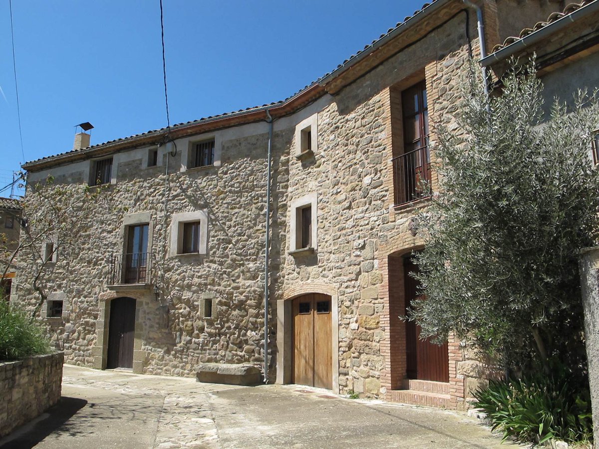 patcdiba's tweet photo. Bon dia amb el #patrimonideldia! Passegem pel nucli de Sant Pere de l'Arç a #CalongedeSegarra. Es va formar a l'entorn de la sagrera de Sant Pere. A les cases hi són visibles llindes o portals adovellats o amb arcs escarsers:https://t.co/PicHG5Dge3 @calongesegarra @CulturaDIBA https://t.co/WdTvXan4r4