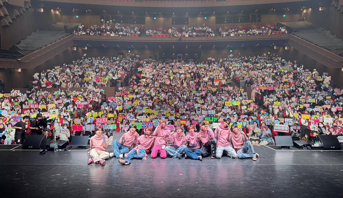 CRAVITY_JP's tweet photo. [🎤] 
CRAVITY JAPAN LIVE TOUR 2025 “Bitter &amp; Sweet" 
2025.02.10  OSAKA DAY-1

会場でたくさんの声援を送ってくださった皆さま。久しぶりの大阪で、コンサートを一緒に盛り上げてくれてありがとうございました❣️
明日もまた会いましょうね🍫

#CRAVITY #クレビティ #크래비티
#CRAVITY_BitterSweet https://t.co/CNs0dyl0A9