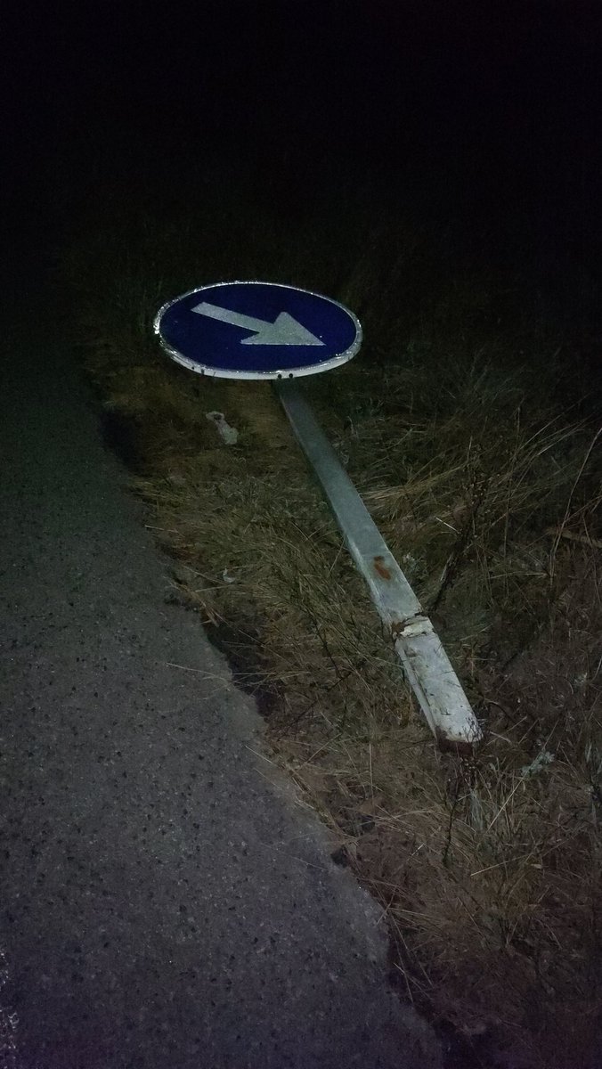 Associacioveins's tweet image. Fa un mes al Polígon Industrial de Cal Prat van arrancar la senyal de transit d'obligació del sentit d'incorporació a la rotonda. L'Associació de Veïns de Cal Prat ho va comunicar a l'@ajpuigreig que estava arrancada i tirada al voral i aquesta setmana l'han arreglat. 👏👏