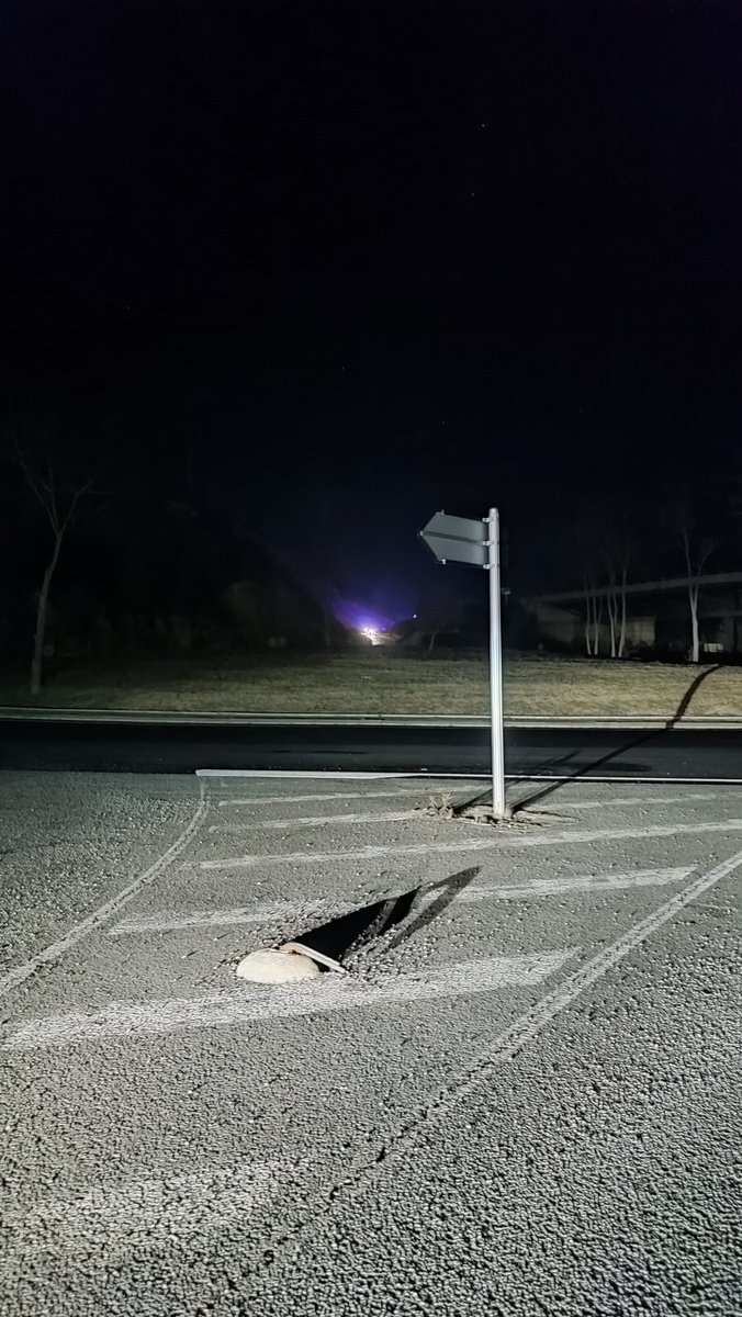 Associacioveins's tweet image. Fa un mes al Polígon Industrial de Cal Prat van arrancar la senyal de transit d'obligació del sentit d'incorporació a la rotonda. L'Associació de Veïns de Cal Prat ho va comunicar a l'@ajpuigreig que estava arrancada i tirada al voral i aquesta setmana l'han arreglat. 👏👏