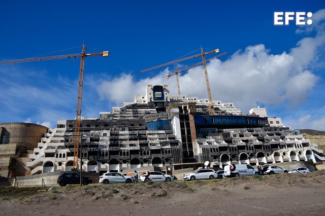 El Consejo de Ministros iniciará la expropiación de los terrenos donde se ubica el hotel El Algarrobico de Carboneras (Almería), un trámite que conducirá al derribo del edificio y a la recuperación de ese paraje natural del Cabo de Gata.

efe.com/espana/2025-02…
