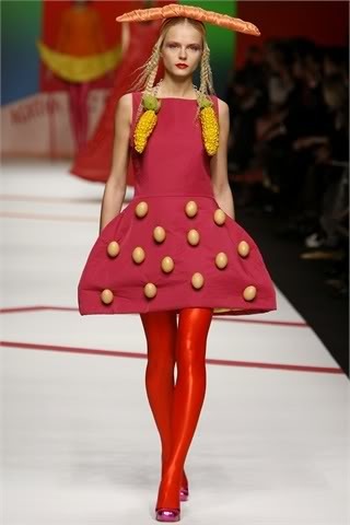 Fadhlaoui2's tweet image. #RedInArt #AgathaRuizDeLaPrada