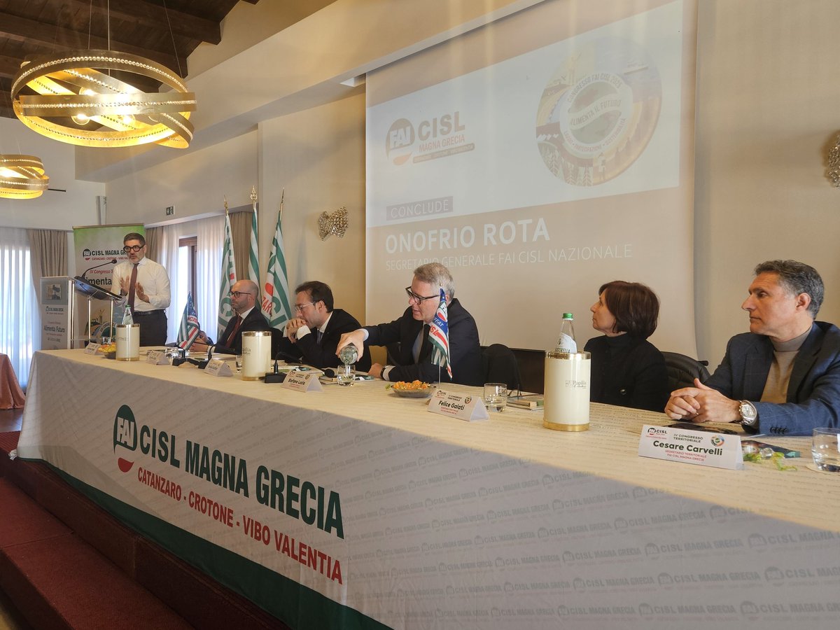 fai_cisl's tweet photo. 📢 #alimentailfuturo 🗣 #Lavoro #Partecipazione #Sostenibilità 💪 
Il Segretario Generale @OnofrioRota interviene al IV #Congresso della #FaiCisl Magna Grecia, ribadendo l'importanza di investimenti certi a sostegno del comparto #forestale e della #bonifica e sottolineando il ruolo della bilateralità nel garantire giusto #reddito e #legalità. Rota ha inoltre commentato la possibile introduzione di #dazi da parte dell'amministrazione #Trump, pericolosi anche per il settore #agroalimentare: "danneggiano chi li impone e chi li subisce. Servono #cooperazione, trasparenza e buoni trattati commerciali al favore di #imprese e #lavoro".