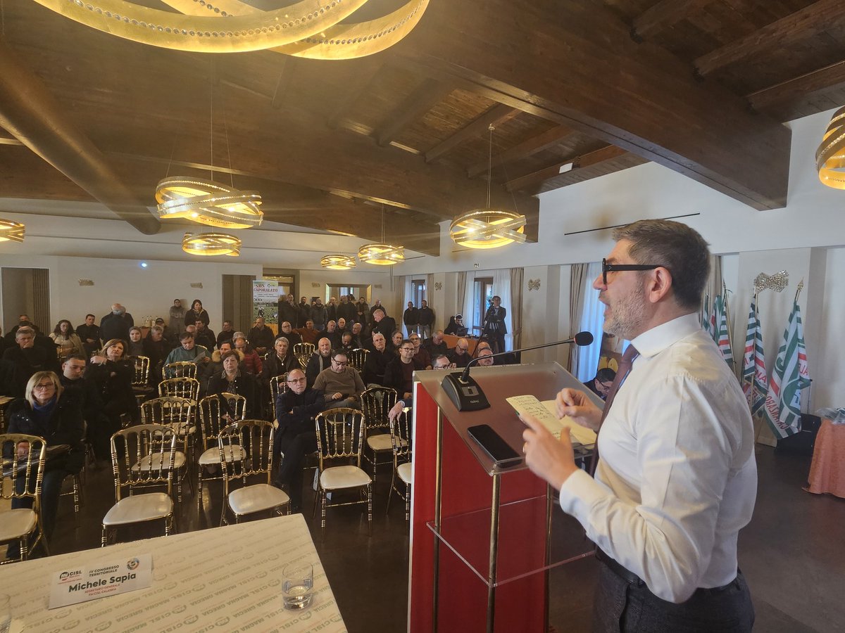 fai_cisl's tweet photo. 📢 #alimentailfuturo 🗣 #Lavoro #Partecipazione #Sostenibilità 💪 
Il Segretario Generale @OnofrioRota interviene al IV #Congresso della #FaiCisl Magna Grecia, ribadendo l'importanza di investimenti certi a sostegno del comparto #forestale e della #bonifica e sottolineando il ruolo della bilateralità nel garantire giusto #reddito e #legalità. Rota ha inoltre commentato la possibile introduzione di #dazi da parte dell'amministrazione #Trump, pericolosi anche per il settore #agroalimentare: "danneggiano chi li impone e chi li subisce. Servono #cooperazione, trasparenza e buoni trattati commerciali al favore di #imprese e #lavoro".