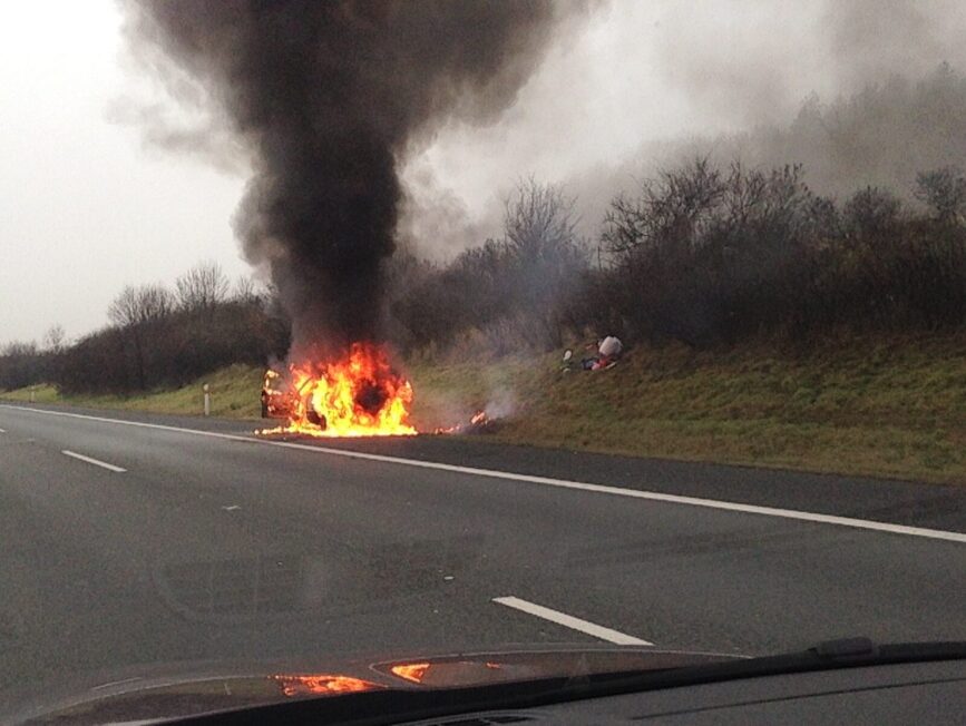 PolishExpress's tweet image. Hej Twitter! Tragiczna śmierć Polaka – nasz rodak spłonął w samochodzie Nasz rodak, prowadząc samochodów, uderzył w słup, a następnie jego pojazd stanął w płomieniach. Co wiemy o tych wydarzeniach? polishexpress.eu/tragiczna-smie…