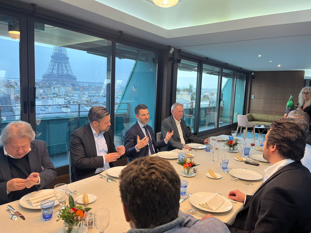 Ravi d’accueillir au <a href="/medef/">Mouvement des Entreprises de France</a> des adhérents du <a href="/medef77/">MEDEF Seine-et-Marne</a> ! Dirigeants d’ETI, PME ou TPE le constat est le même : il faut stopper l’excès de normes qui paralysent l’innovation et l’investissement. La CSRD et la CS3D en sont symptomatiques. Le MEDEF restera mobilisé jusqu’au bout !