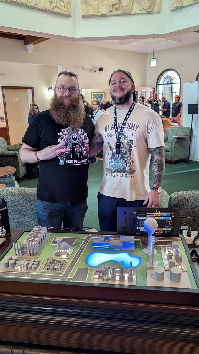 brysonbort's tweet photo. #BSidesICS @TCraf7 @un1c0rn_sec @RobertMLee @_mikeholcomb_ 🦄 https://t.co/tKnqp40jEZ