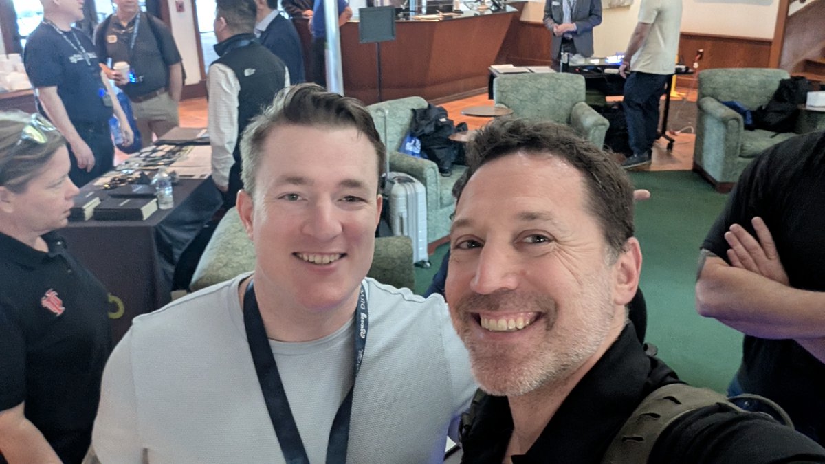 brysonbort's tweet photo. #BSidesICS @TCraf7 @un1c0rn_sec @RobertMLee @_mikeholcomb_ 🦄 https://t.co/tKnqp40jEZ