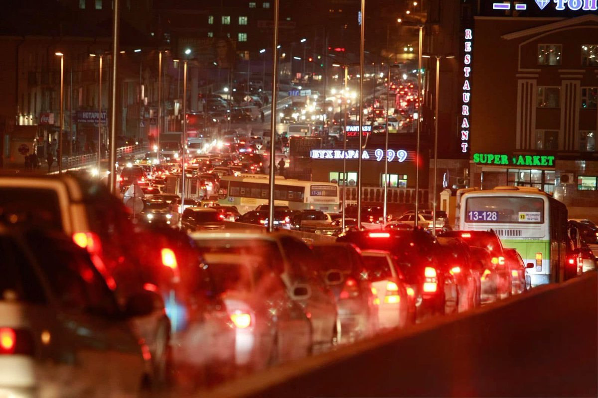 Манай зэрлэгүүд:

1. Уулзвар нэвтрэх хурд үнэхээр алга (явж ядсан, салганасан, мөлхсөн, утас ухаж байгаад 2 машин гаргах хугацаанд өөрөө шар гэрлээр арай гэж багтах) 
2. Зохицуулагчийн дохиог огт ойлгохгүй (цагдаа хараад л айна, бараг сүнс нь төөрнө)
3. Эгнээ байраа зөв эзлээгүй