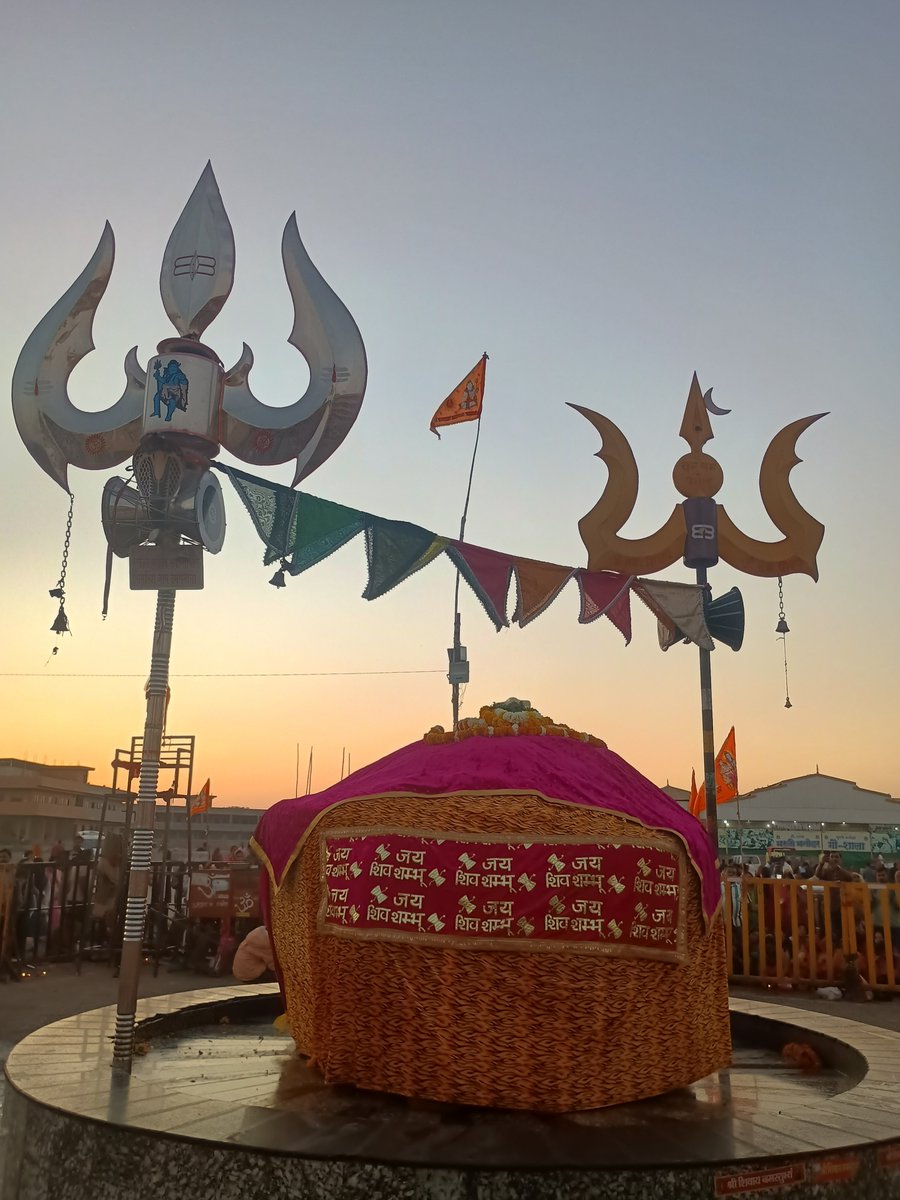 panditmishraji's tweet image. || श्री शिवाय नमस्तुभ्यं ||
आज दिनांक 10-02-2025 सोमवार को कुबेरेश्वर धाम सीहोर के प्रदोष काल संध्या आरती का भव्य दर्शन
कुबेरेश्वर भंडारी आप सभी की मनोकामना पूरी करे
#kubereshwardhamsehore #kubereshwarmahadev #sihorewale 
#kubereshwardhamkeupay #pandit_pradeep_ji_mishra #aarti…