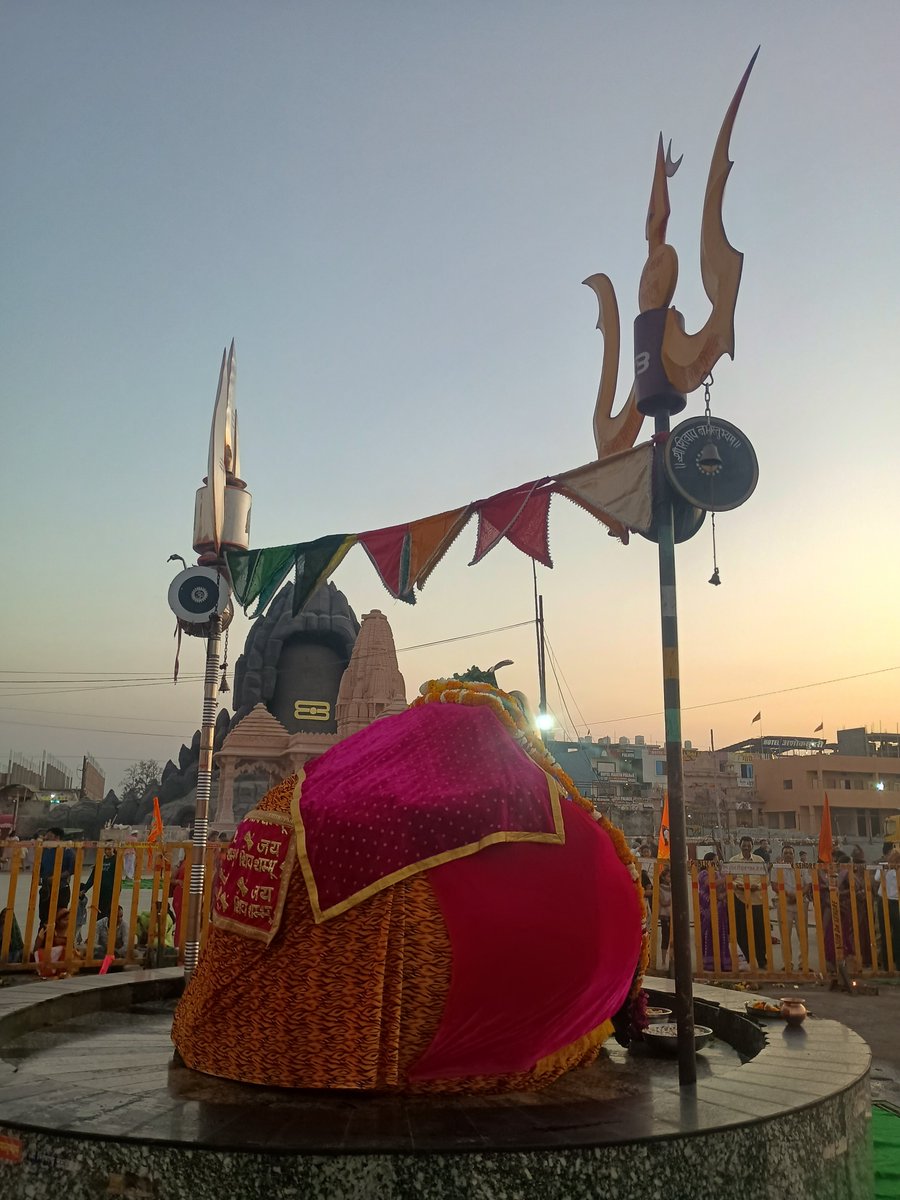 panditmishraji's tweet image. || श्री शिवाय नमस्तुभ्यं ||
आज दिनांक 10-02-2025 सोमवार को कुबेरेश्वर धाम सीहोर के प्रदोष काल संध्या आरती का भव्य दर्शन
कुबेरेश्वर भंडारी आप सभी की मनोकामना पूरी करे
#kubereshwardhamsehore #kubereshwarmahadev #sihorewale 
#kubereshwardhamkeupay #pandit_pradeep_ji_mishra #aarti…