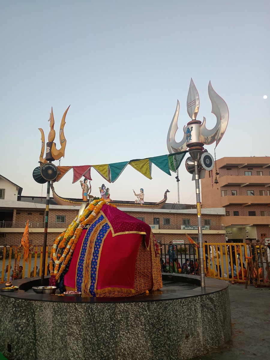 panditmishraji's tweet image. || श्री शिवाय नमस्तुभ्यं ||
आज दिनांक 10-02-2025 सोमवार को कुबेरेश्वर धाम सीहोर के प्रदोष काल संध्या आरती का भव्य दर्शन
कुबेरेश्वर भंडारी आप सभी की मनोकामना पूरी करे
#kubereshwardhamsehore #kubereshwarmahadev #sihorewale 
#kubereshwardhamkeupay #pandit_pradeep_ji_mishra #aarti…