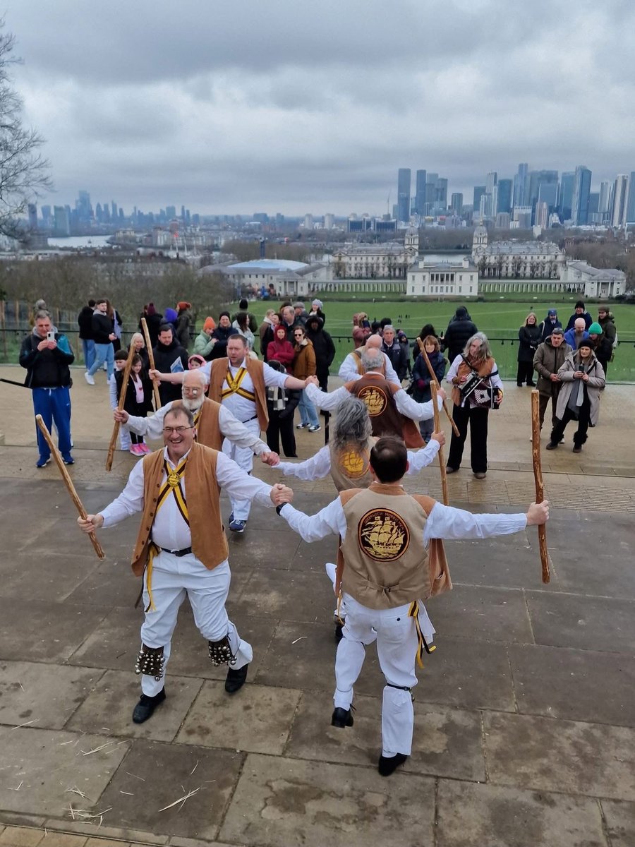 julian_may's tweet image. Greenwich Morris out and about the Royal Borough yesterday. It was cold but dancing keeps you warm - and happy! ⁦@theroyalparks⁩ ⁦@CuttySark⁩ ⁦@squiregmm⁩