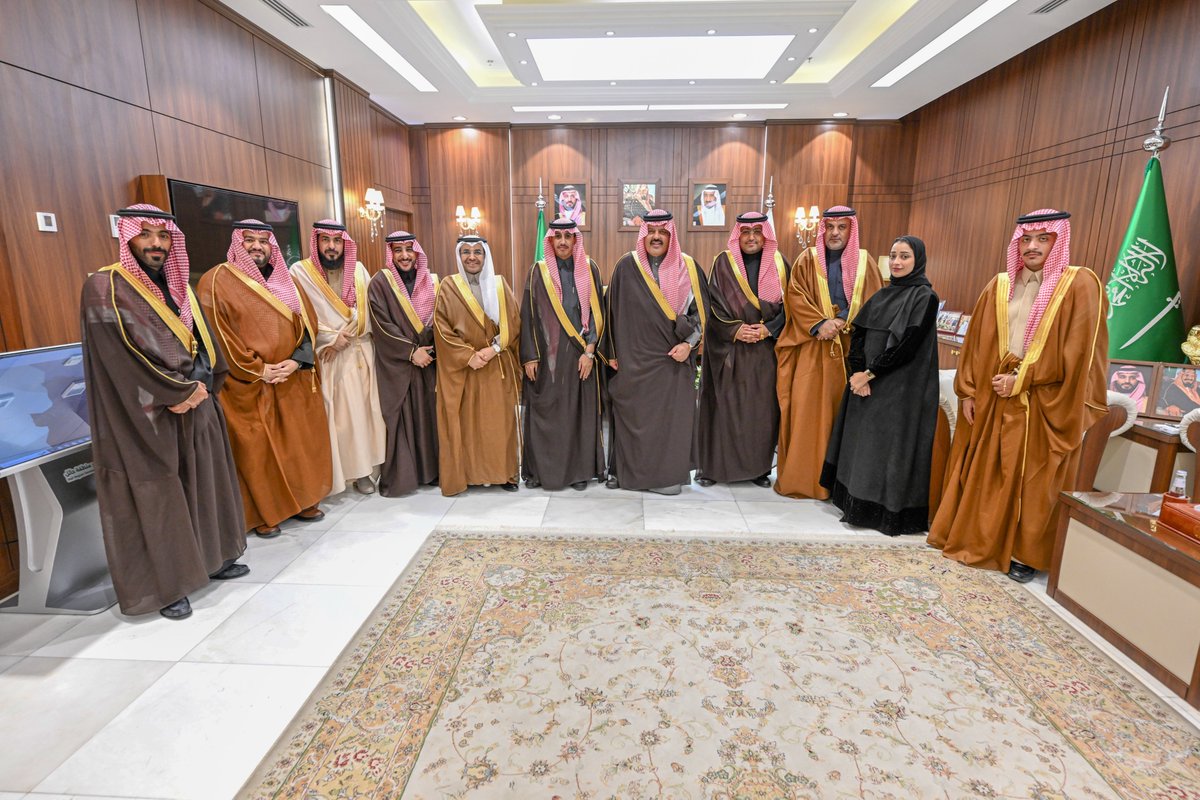 أمير منطقة حائل صاحب السمو الملكي الأمير عبدالعزيز بن سعد بن عبدالعزيز

يلتقي رؤساء اللجان الوطنية،بحضور رئيس غرفة حائل أ. هاني الخليفي

اللقاء تناول آفاق التعاون المشترك لدعم مسيرة التنمية الاقتصادية بالمنطقة
#اتحاد_الغرف_السعودية