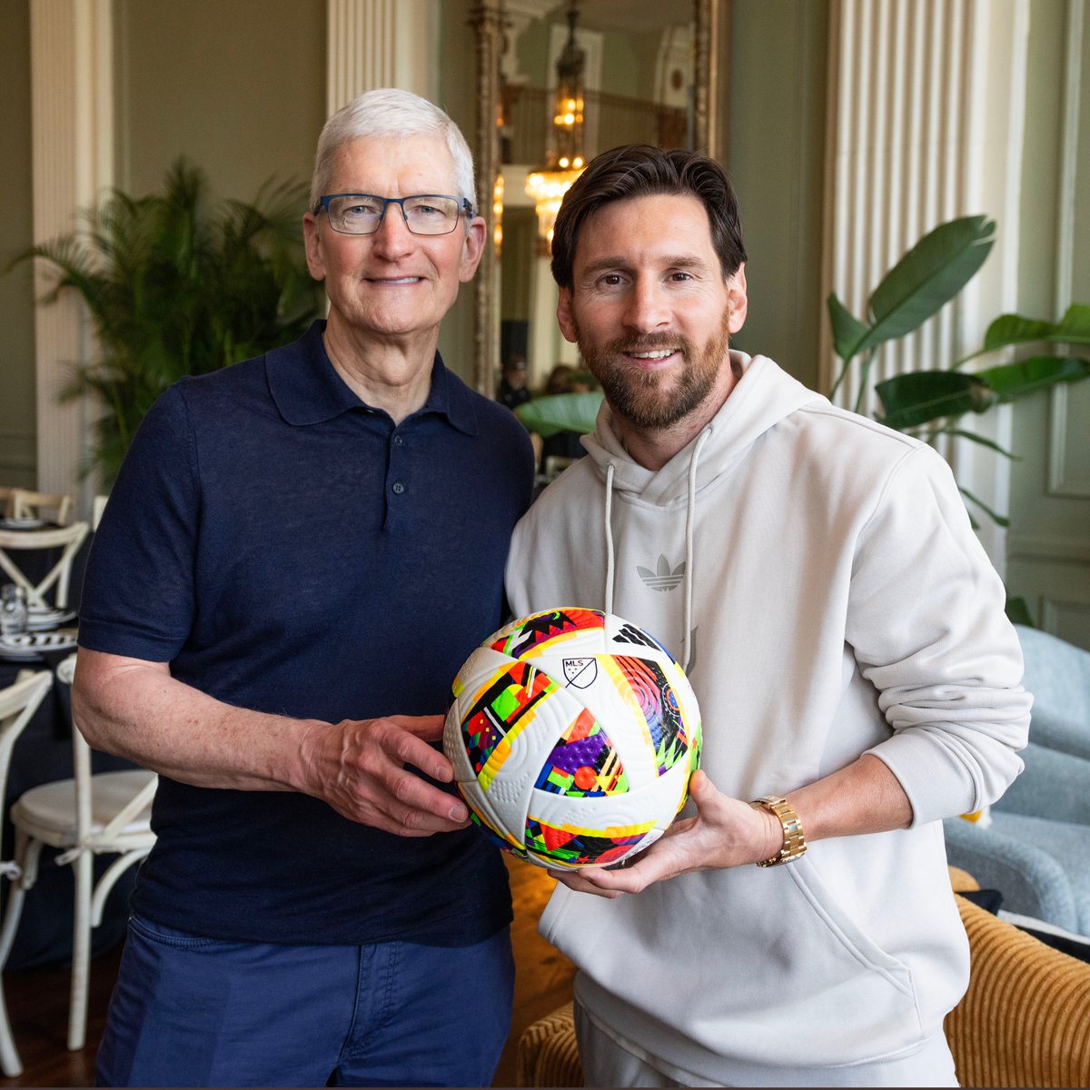 Tim Cook tweet media