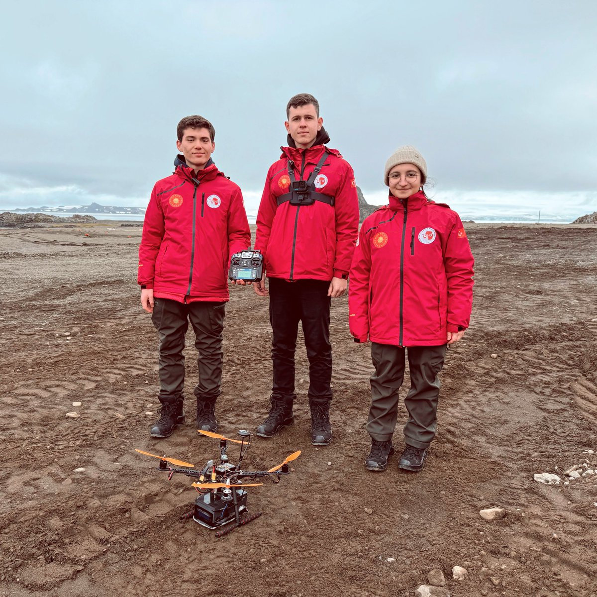 Teknofest yarışmasında kendi alanlarında birinci olan Kabataş Erkek Lisesi öğrencileri, Antarktika’da geliştirdikleri drone ile veri toplamayı başardı. Bilim ve teknolojide gençlerimizin ulaştığı bu seviye gurur verici🇹🇷❄️🚀
Videosu birazdan.