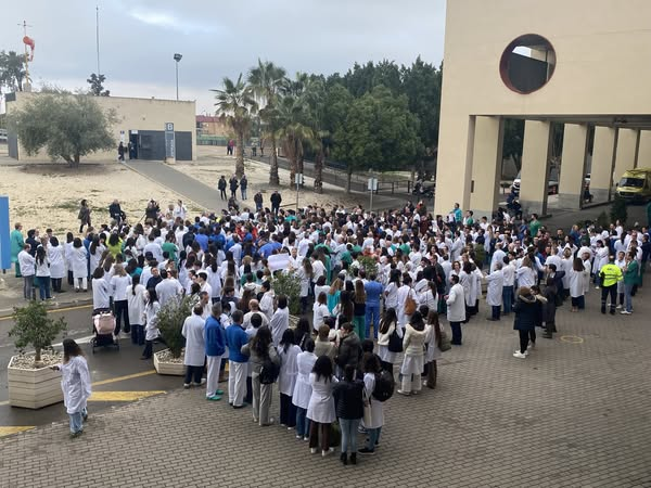 commurcia's tweet photo. Respuesta masiva de #nuestroscolegiados en el inicio de las protestas contra el borrador #EstatutoMarco @sanidadgob 

La #profesiónmédica cree que empeora condiciones laborales, no incluye reivindicaciones históricas y no mejora la atención al paciente
🖇️
https://t.co/4CH4gUGnSi https://t.co/lrsSwmKBfX