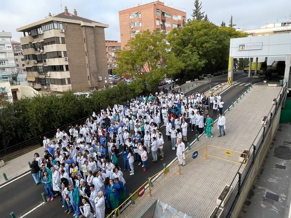 commurcia's tweet photo. Respuesta masiva de #nuestroscolegiados en el inicio de las protestas contra el borrador #EstatutoMarco @sanidadgob 

La #profesiónmédica cree que empeora condiciones laborales, no incluye reivindicaciones históricas y no mejora la atención al paciente
🖇️
https://t.co/4CH4gUGnSi https://t.co/lrsSwmKBfX