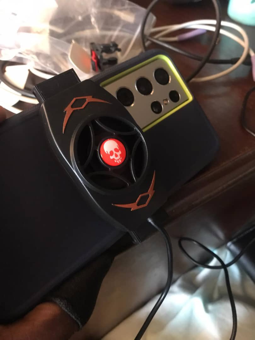 DivineMuringani's tweet image. Cool your phone while gaming or just charging 

Gaming fan helps in cooling 
Finger gloves 2 
Triggers 2 

All in one for just $10

Contact Me on +263 77 927 6127