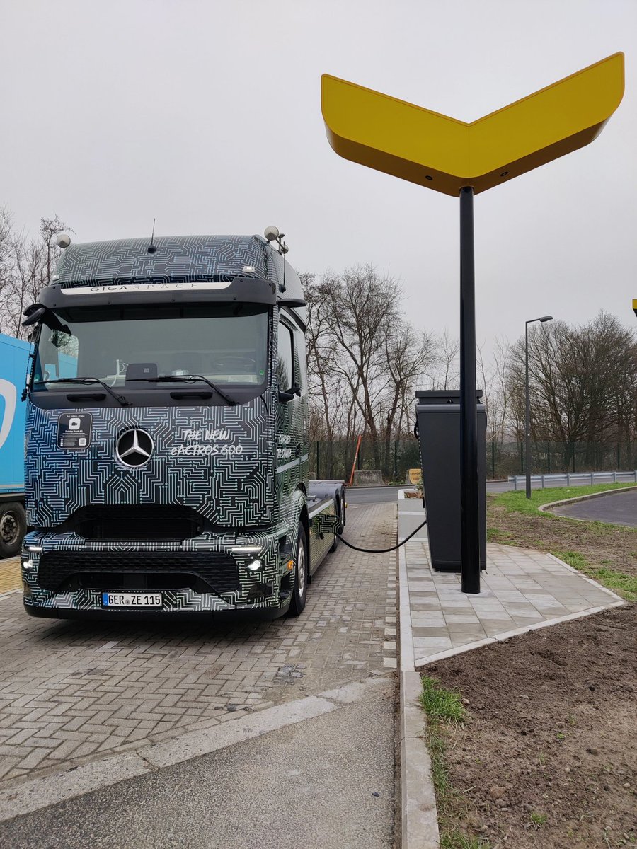 WE HAVE A VISITOR <a href="/GroeneGeertG/">Geert GROENINCKX</a> 
⚡️⚡️⚡️
#truckcharging #belgium #BEV
