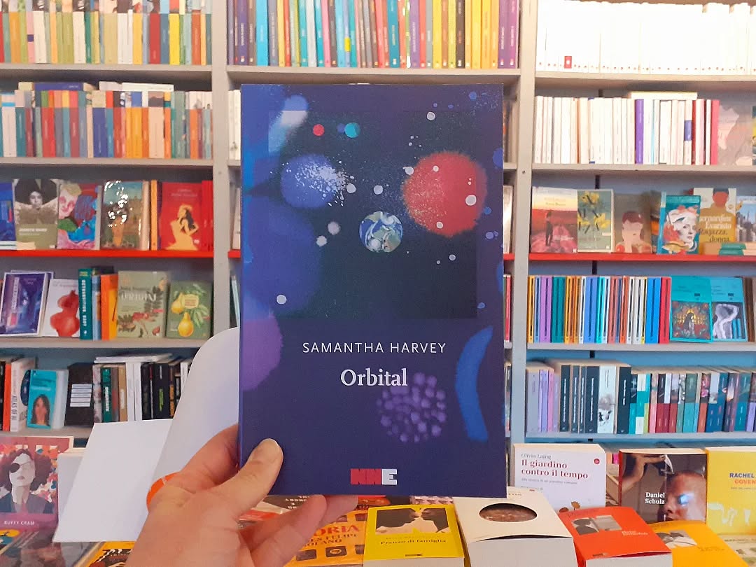 Libreria MarcoPolo (@booksmarcopolo) on Twitter photo Dalla stazione spaziale, l’umanità è una creatura che esce solo di notte, è la luce delle città, il filamento illuminato delle strade. Di giorno, sparisce. Si nasconde alla luce del Sole.
Da domani c'è Orbital di Samantha Harvey <a href="/TheBookerPrizes/">The Booker Prizes</a> <a href="/nneditore/">NN Editore</a> Dalla stazione spaziale, l’umanità è una creatura che esce solo di notte, è la luce delle città, il filamento illuminato delle strade. Di giorno, sparisce. Si nasconde alla luce del Sole.
Da domani c'è Orbital di Samantha Harvey <a href="/TheBookerPrizes/">The Booker Prizes</a> <a href="/nneditore/">NN Editore</a>
