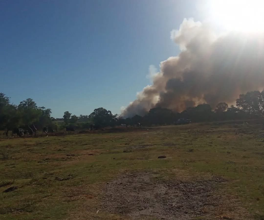 Salto está literalmente abajo del humo, hay familias evacuadas, personas en emergencia por el humo y toneladas de basura prendiéndose fuego.

Las otras dos imágenes hablan por sí solas. Ambas el mismo día.