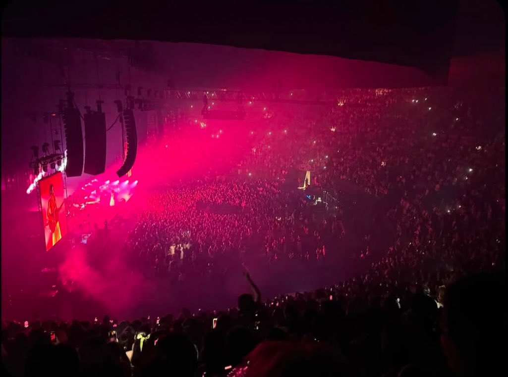 breakingreverie's tweet photo. bows on her dress, i told you things &amp; cool on the setlist, camden at 25, loud sorry, bedroom stage set up reveal, polaroids for her scrapbook… literally the perfect opening nights after months of drought omg we are so back https://t.co/ZzKKyUQdOy