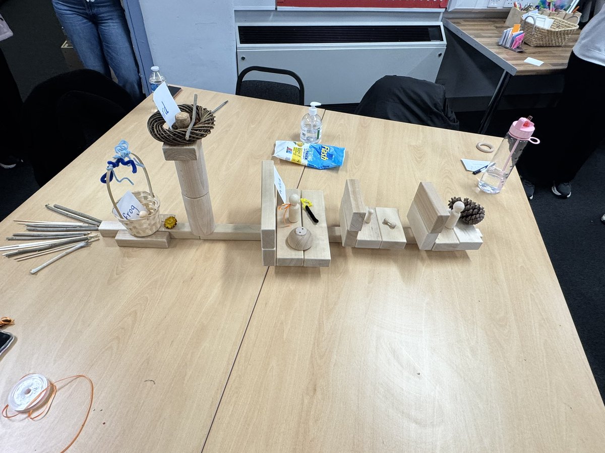 Can you guess the story 🧹🧙‍♀️🐱🐶🦜<a href="/GlasgowLEL/">LEL Team</a> excellent creativity skills in designing the story provocation 📚