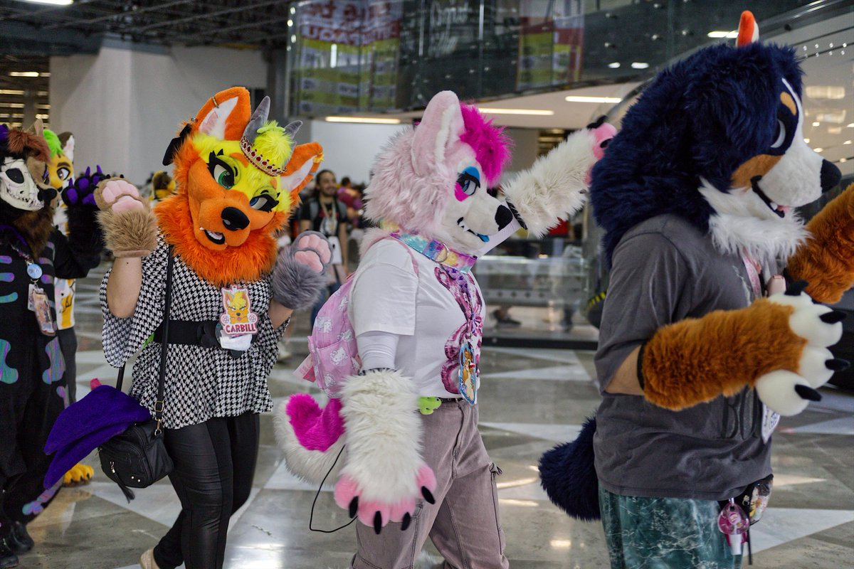 Rakzorg's tweet image. 🎉 At Confuror, the excitement is palpable! A vibrant parade of furries struts down the path, showcasing their amazing costumes and infectious energy. 🐾✨

#FurryFandom #ParadeVibes #FurryCommunity #CostumeFun #confuror #furry #fursuit #fursuiter #fursuiting #furries #CatPotion