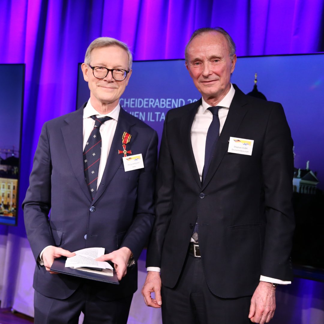 SaksaDiplo's tweet photo. 🏅 "Tiedätte ja olette esimerkki siitä, että sosiaalinen, kulttuurinen ja taloudellinen toiminta kulkevat käsi kädessä." –  Suurlähettiläs Stephan Auer Saksan liittotasavallan ansioristin Philip Aminoffille tämän panoksestaan 🇩🇪🇫🇮 suhteiden vahvistamiseksi.

📸: @AHKfinnland https://t.co/RTdJvNSAUx