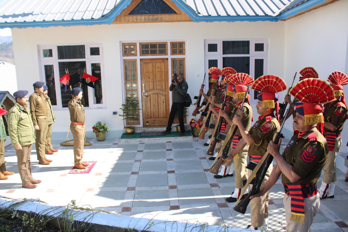 jkmediasocial's tweet photo. . @igp_jammu, reviewed the #operational preparedness of the #Doda #Kishtwar #Ramban Range at RPHQ #Batote.Meeting focused on #security assessment, force deployment, #intelligence #coordination &amp; #community  engagement to enhance #law &amp; #Order https://t.co/c2Hm4OLzfd