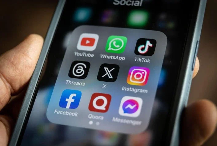 Updated today for Safer Internet Day 2025 (tomorrow, February 11th)! Check out our detailed index of every social media app we know! Learn how each work, how popular they are, when they were created, age restrictions, and more! cyberbullying.org/most-popular-s…