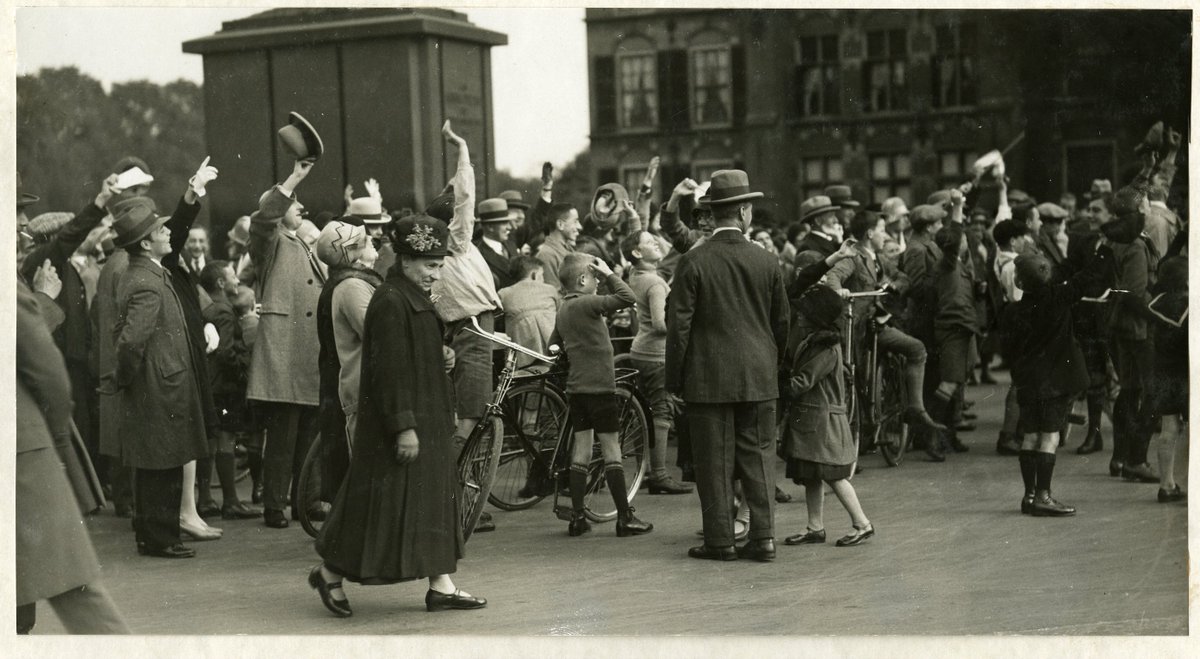 𝗔𝗻𝘁𝘄𝗼𝗼𝗿𝗱 𝗩𝗿𝗶𝗷𝗱𝗮𝗴 𝗞𝘄𝗶𝘀𝗱𝗮𝗴!
In Den Haag kwamen de inwoners op zondag 13 oktober massaal naar buiten of klommen op de daken om niks te missen van het luchtschip. 

Foto 1929, maker onbekend

Lees het verhaal hier:
haagsgemeentearchief.nl/ontdek-de-stad…

#haagsgemeentearchief