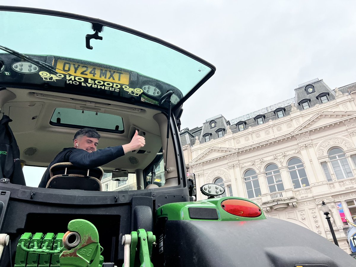 sqweezy's tweet photo. Good Job! 🚜 👍#FarmersProtest #FarmersProtest2025 @piccadillypress #piccadillycircus 
@NFUtweets 
@FarmersWeekly @FarmersGuardian 
📷 @sqweezy https://t.co/A7JFc0DW90