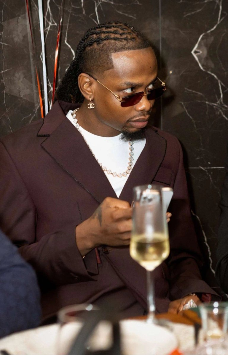 Best caption wins 250k via dm 😂