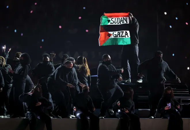temoris's tweet image. La NFL anunció que excluirá de por vida al bailarín que se robó el show del #SuperBowl2025 para recordarnos Sudán y Gaza. 

Seguramente, las consecuencias irán mucho más allá pues tratarán de cobrarle muy caro la afrenta destruyendo su carrera.

Ojalá que sea cobijado por redes…