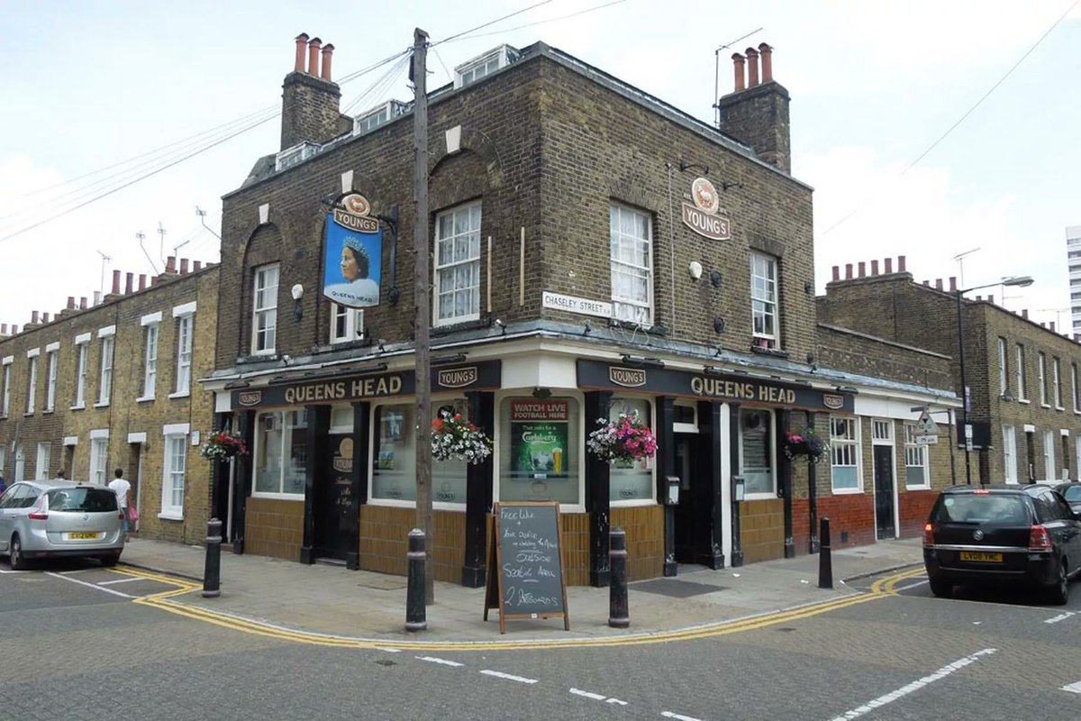 GBbooze's tweet image. Queens Head, 8 Flamborough Street, Limehouse, #Poplar E14 🍻
Grade II listed building that opened in 1827. It is believed to be the pub which inspired the Queen Vic on #EastEnders and is also the pub where The Queen Mother once famously pulled a pint.