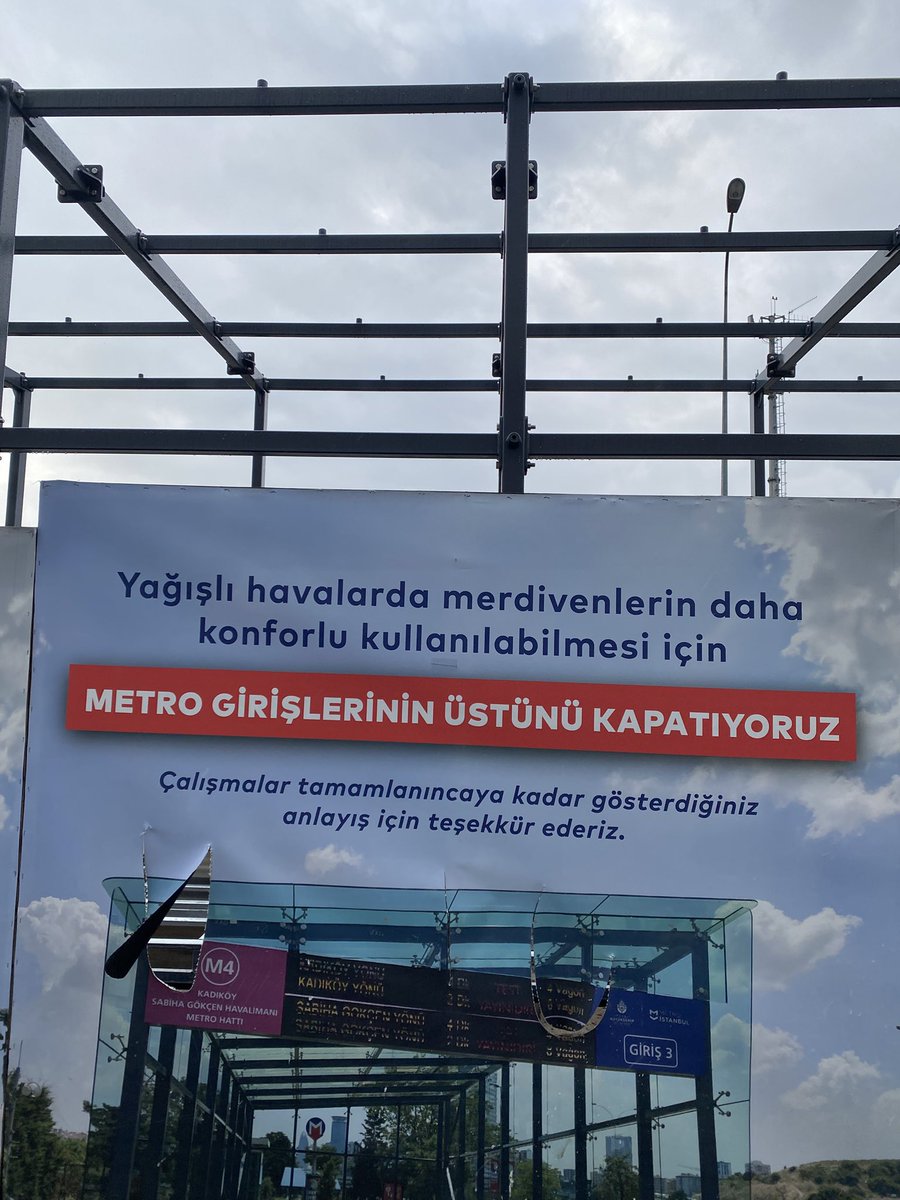 Bu kadar zamanda metro yapıp işletmeye açılıyordu. Kış bitti hala cam yok! <a href="/ekrem_imamoglu/">Ekrem İmamoğlu</a>  seçim rüzgarıyla kendi yapmadığı metro istasyonlarına tükürük atar gibi bu camları yapayım dedi eline yüzüne bulaştırdı. Yeni bir şey yapma yürüyen merdivenler çalışsın kafi.