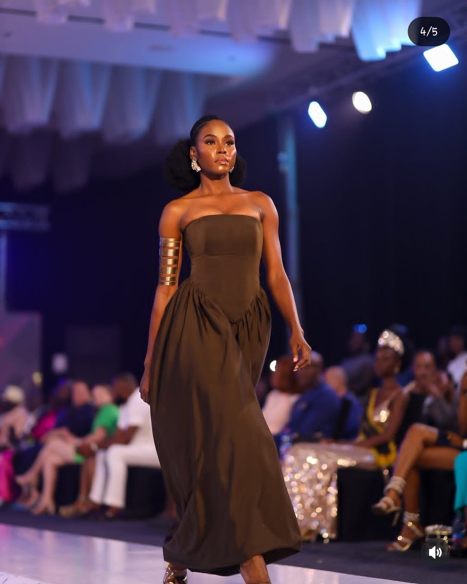 ChilepaM's tweet image. Drill can also do fashion runway as shown in the pictures below 👇